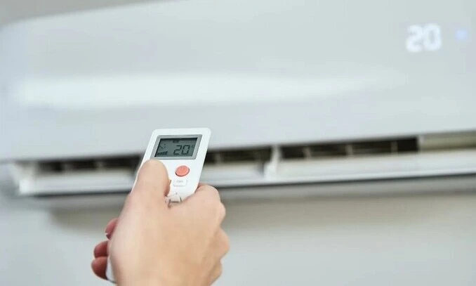 É normal o ar-condicionado armar e desarmar toda hora?